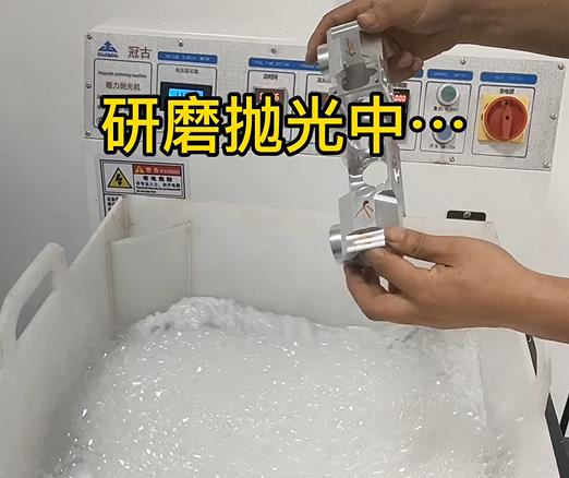 正在CNC機(jī)加工鋁合金零部件去毛刺去刀紋 正在CNC機(jī)加工鋁合金零部件去毛刺去刀紋